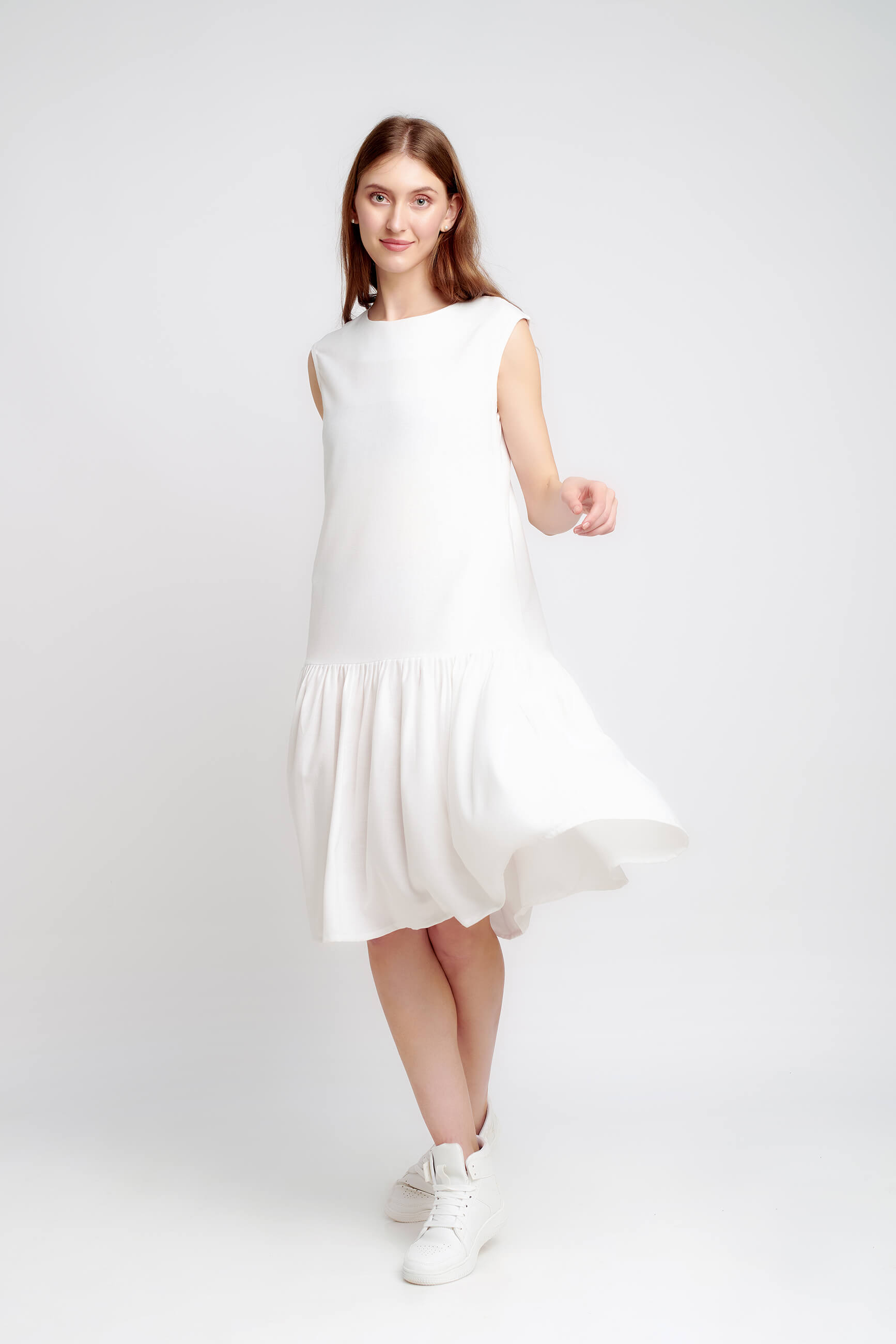 فستان أبيض بطول الركبة